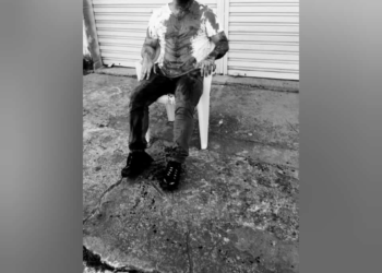 Pistoleiros chegam de moto e disparam vários tiros em homem no Liberdade