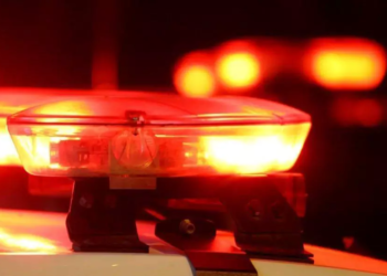 Homem mata outro a golpes de enxada durante briga ao ser esfaqueado