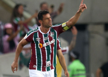 Fluminense goleia Corinthians e dá salto na classificação