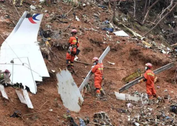 Autoridades chinesas investigam quem derrubou avião que matou 132 pessoas em março