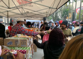 Manifestantes protestam contra fome e distribuem café da manhã a moradores de rua no centro de SP
