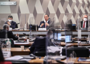 Por 7 votos a 4, CPI aprova relatório e pede indiciamento de Bolsonaro e mais 79