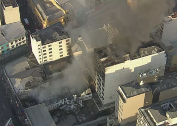 Incêndio atinge quatro imóveis no Centro de SP; a área é interditada por risco de desabamento.