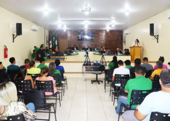 Prefeita Iara Braga participa de sessão solene na Câmara de Vereadores.