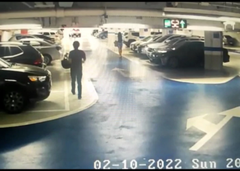 Vídeo mostra homem perseguindo empresária antes de atacá-la em estacionamento de shopping