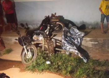Motociclista de 55 anos morre ao bater em caixa de entulho