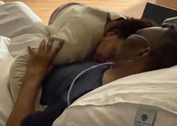 Filha posta foto de Pelé no hospital: “Seguimos aqui, na luta e na fé”
