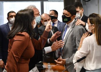 Ministro chama senadora de ‘descontrolada’, gera tumulto e se torna investigado pela CPI