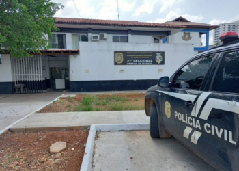 Mulher é ameaçada de morte, outra ferida com machado e a terceira trancada fora de casa