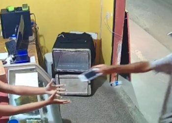 Assaltante devolve celular de atendente de pizzaria após apelo: ‘Eu estou pagando, por favor’