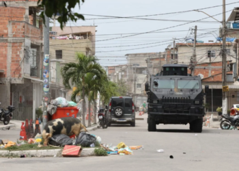 Traficantes da Maré fazem live mostrando reféns para negociar rendição com PMs