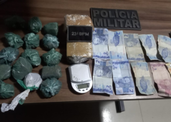 Homem tenta esconder maconha de policiais, mas acaba preso