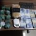 Homem tenta esconder maconha de policiais, mas acaba preso
