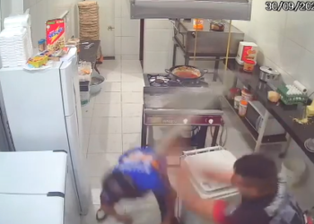 Funcionário de pizzaria evita roubo atacando assaltante com rolo de massa