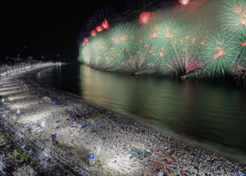 Detectores de metais reforçam segurança no réveillon de Copacabana
