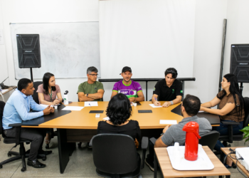 Representantes do governo municipal se reúnem com batedores de açaí de Parauapebas