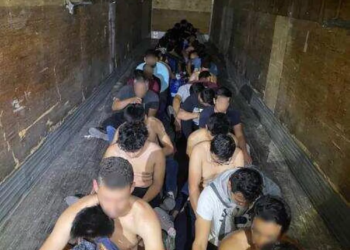 Imigrantes ilegais brasileiros são achados em carroceria de caminhão na fronteira dos EUA