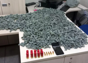Dupla é presa com 2.400 porções de drogas e 20 munições na Cabanagem, em Belém