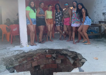mulheres caem em fossa após chão ceder durante festa na Bahia