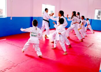 Mais de três mil pessoas recebem aulas gratuitas de karatê, balé, informática e música