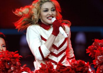 Madonna é internada em UTI com infecção bacteriana e adia turnê mundial
