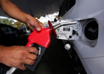 Petrobras eleva preços da gasolina e diesel durante apagão nacional