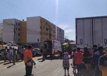 Motociclista tem pé dilacerado após colisão com caminhão no Residencial Alto Bonito