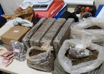 PM apreende cerca de 8kg de drogas e prende seis suspeitos