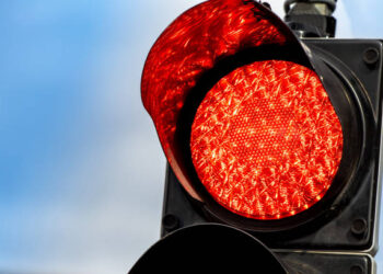 VÍDEO: Motorista “fura sinal vermelho” e acerta motoqueiro em cheio no Cidade Jardim