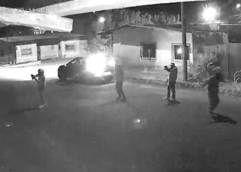 VÍDEO: criminoso esquece de arremessar, granada explode no carro de fuga e mata 4 no Equador