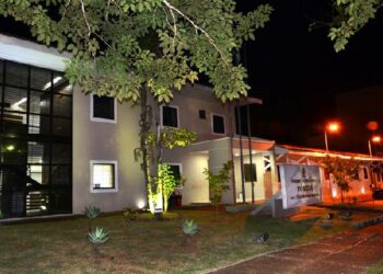 Família de jovem condenado a 66 anos de prisão por estupro tenta provar sua inocência