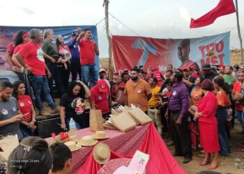 Lula envia Paulo Rocha para reafirmar compromisso do Governo Federal com a luta dos trabalhadores rurais sem terra.