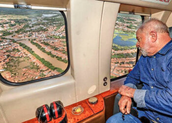 Lula desembarca em Brasília após problema com avião no México