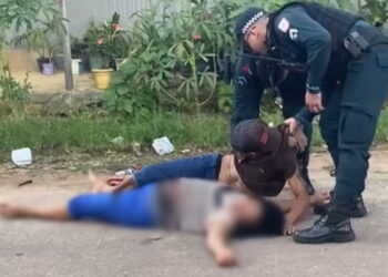 Após esfaquear mulher, homem a beija e tenta estancar o sangue