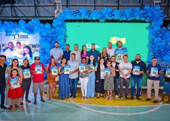 PREFEITA MARIANA ENTREGA TÍTULOS DE REGULARIZAÇÃO FUNDIÁRIA