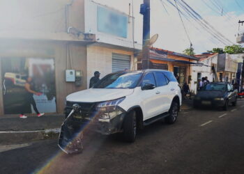 Marido persegue assaltantes e colide com veículo para salvar esposa durante roubo de uma SW4