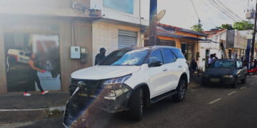 Marido persegue assaltantes e colide com veículo para salvar esposa durante roubo de uma SW4