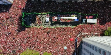 Famílias se juntam à multidão para festejar título do Flamengo no RJ