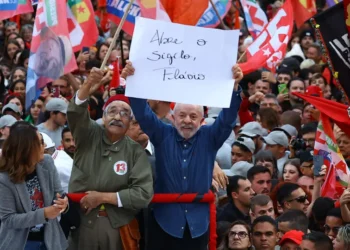 Em Porto Alegre, Lula anuncia entrega de sigilos ao TSE e cobra Flávio