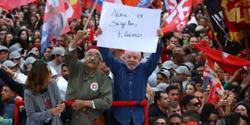 Em Porto Alegre, Lula anuncia entrega de sigilos ao TSE e cobra Flávio